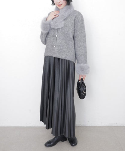 自然なポーズでカーディガンを着こなす女性