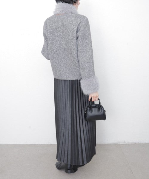 後ろ向きの立ち姿 コーデ全体のシルエットがわかる写真