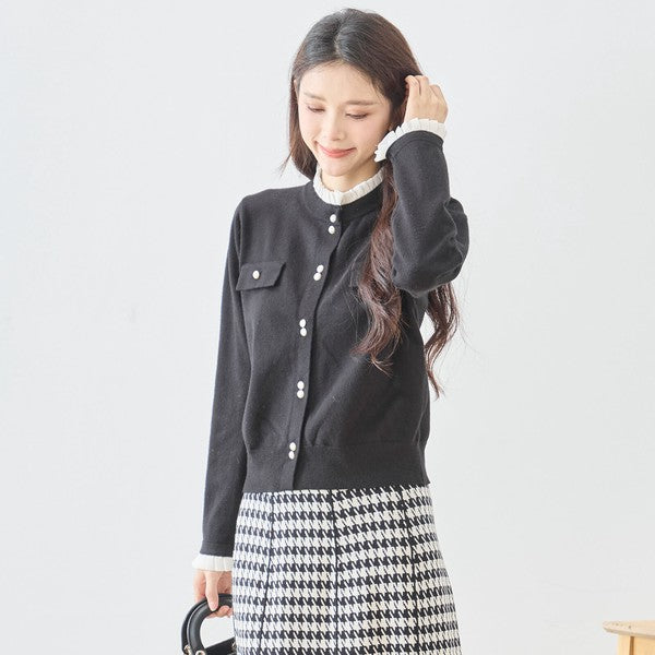 【M〜L】フリルネックパール釦ニットカーディガン｜amie studio