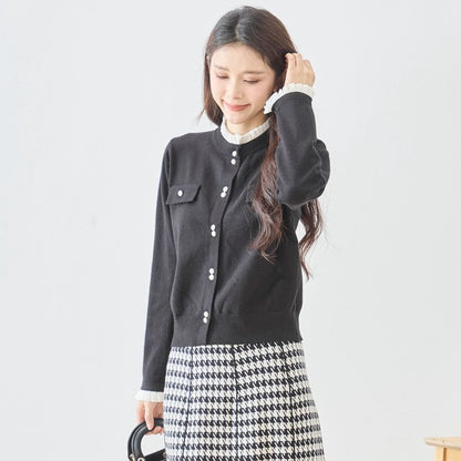 【M〜L】フリルネックパール釦ニットカーディガン｜amie studio