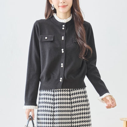 【M〜L】フリルネックパール釦ニットカーディガン｜amie studio