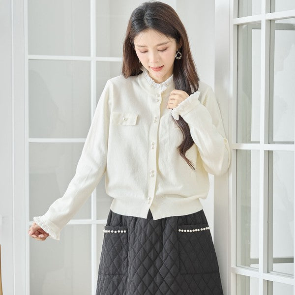 【M〜L】フリルネックパール釦ニットカーディガン｜amie studio