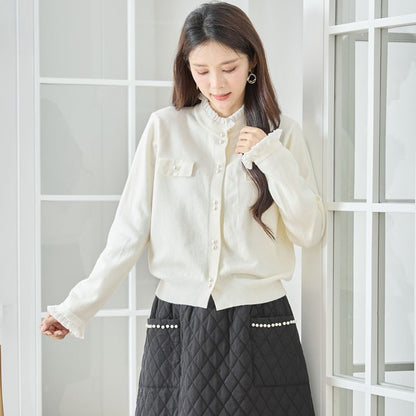 【M〜L】フリルネックパール釦ニットカーディガン｜amie studio