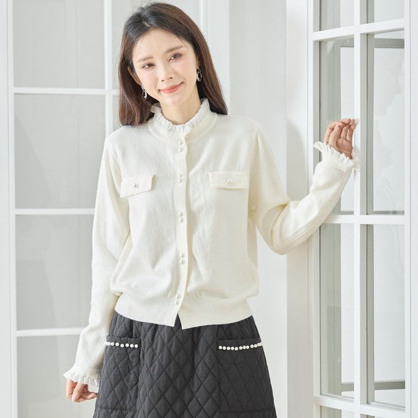 【M〜L】フリルネックパール釦ニットカーディガン｜amie studio