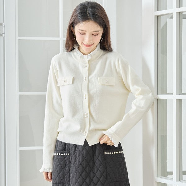 【M〜L】フリルネックパール釦ニットカーディガン｜amie studio