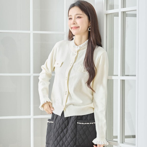 【M〜L】フリルネックパール釦ニットカーディガン｜amie studio