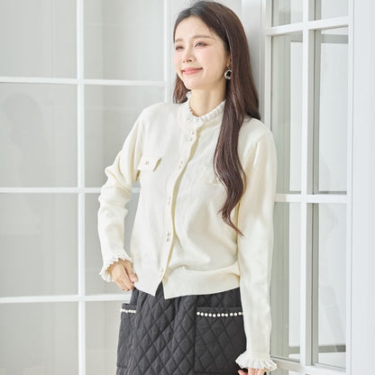 【M〜L】フリルネックパール釦ニットカーディガン｜amie studio