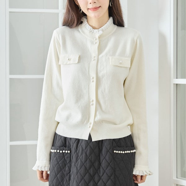 【M〜L】フリルネックパール釦ニットカーディガン｜amie studio