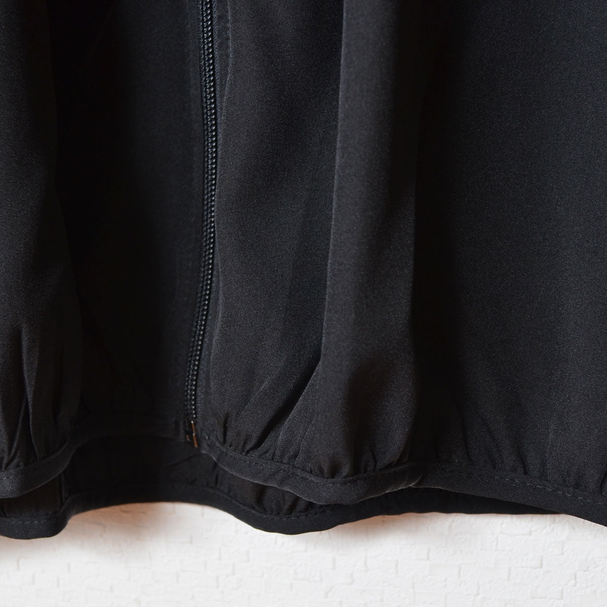 ブラック ポリスパン ギャザー ラウンドネック ジャケット ジップアップ ゆったり