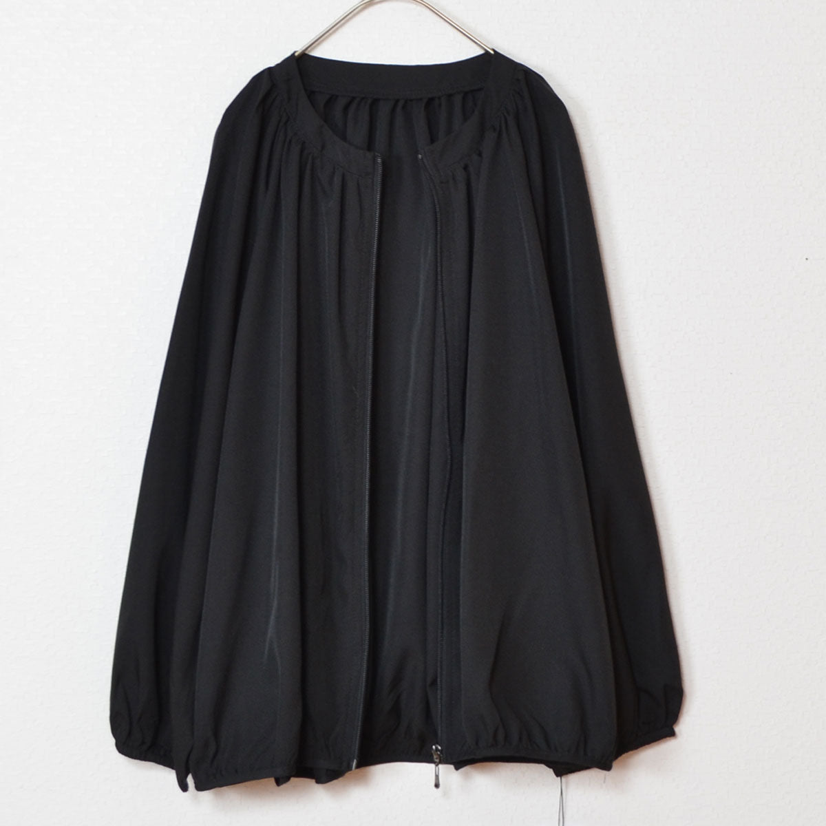 ブラック ポリスパン ギャザー ラウンドネック ジャケット ジップアップ ゆったり