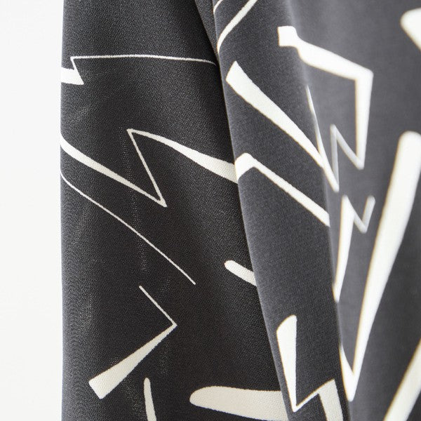 ライン柄 幾何学模様 プリーツ ロングワンピース 長袖 シャーリング ウエスト切替 きれいめ