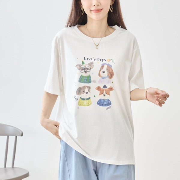 犬柄プリントTシャツを着用したモデル。顔周りを明るく見せるクリーンなホワイト地と、遊び心のあるイラストの組み合わせ。