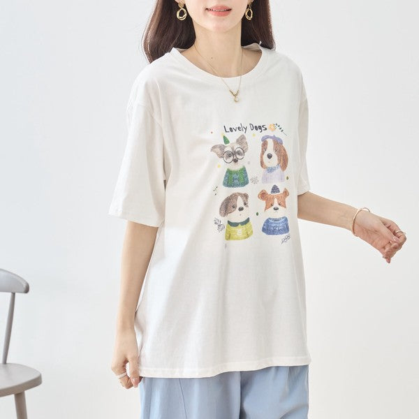 横から見たTシャツのシルエット。二の腕をカバーする程よい袖丈と、体のラインを拾わないゆったりとしたサイズ感。