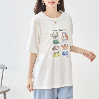 横から見たTシャツのシルエット。二の腕をカバーする程よい袖丈と、体のラインを拾わないゆったりとしたサイズ感。