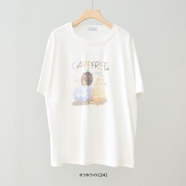 ハチワレ猫と三毛猫のような2匹の猫が描かれたプリントのアップ。繊細なタッチと落ち着いた色使いで、大人の女性も着こなしやすいデザイン。