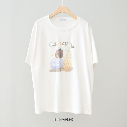 ハチワレ猫と三毛猫のような2匹の猫が描かれたプリントのアップ。繊細なタッチと落ち着いた色使いで、大人の女性も着こなしやすいデザイン。