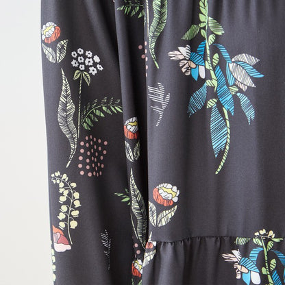 ボタニカルプリント ティアードワンピース 長袖 フロントボタン 花柄 ロング丈 きれいめ 大人カジュアル