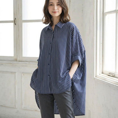 ネイビーのチュニックシャツを横から見たシルエット。前後差のある裾デザインが、お尻周りを自然にカバー。