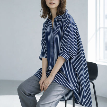 ネイビー系のストライプ柄チュニックシャツ。落ち着いた色合いで、知的な印象を与えるカラーバリエーション。