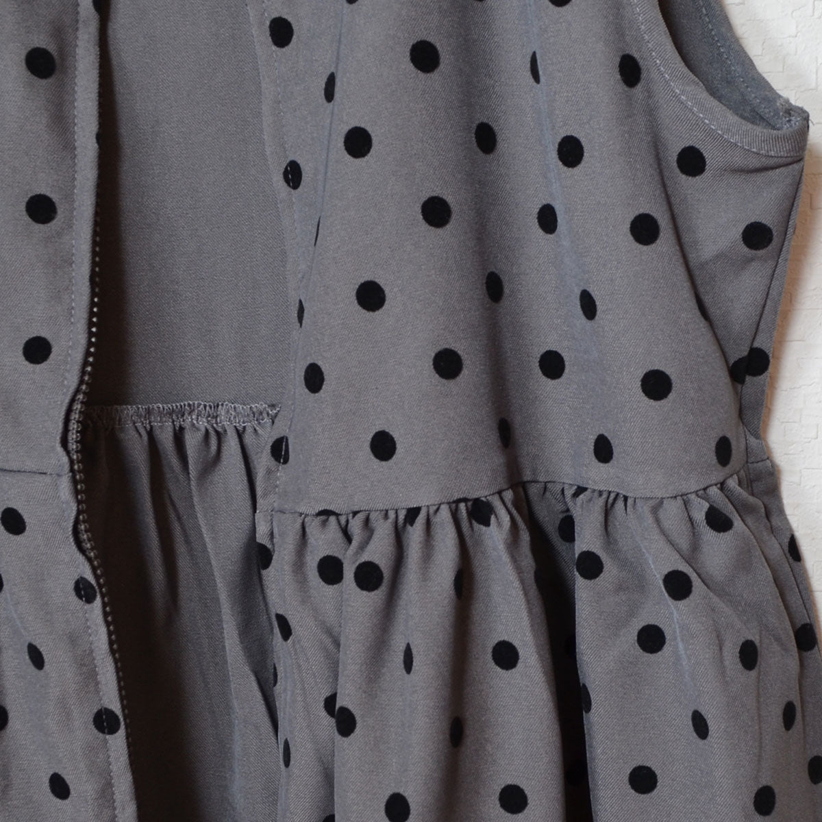 ペプラム フロッキードット ベスト ジップアップ ノースリーブ ジレ レイヤード 春 夏