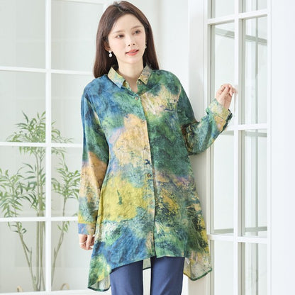 アートプリント柄のディテールアップ。顔周りを明るく見せる配色と、落ち着いた大人のカジュアル感を演出。