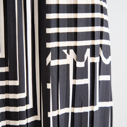 ブラック ジオメトリック柄 総プリーツ ワンピース 半袖 マキシ ゆったり M-L