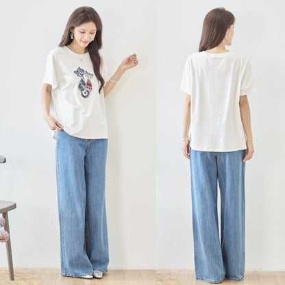 ホワイトの背面。背中はシンプルな無地デザインで、体型を拾わないすとんとした落ち感が魅力。