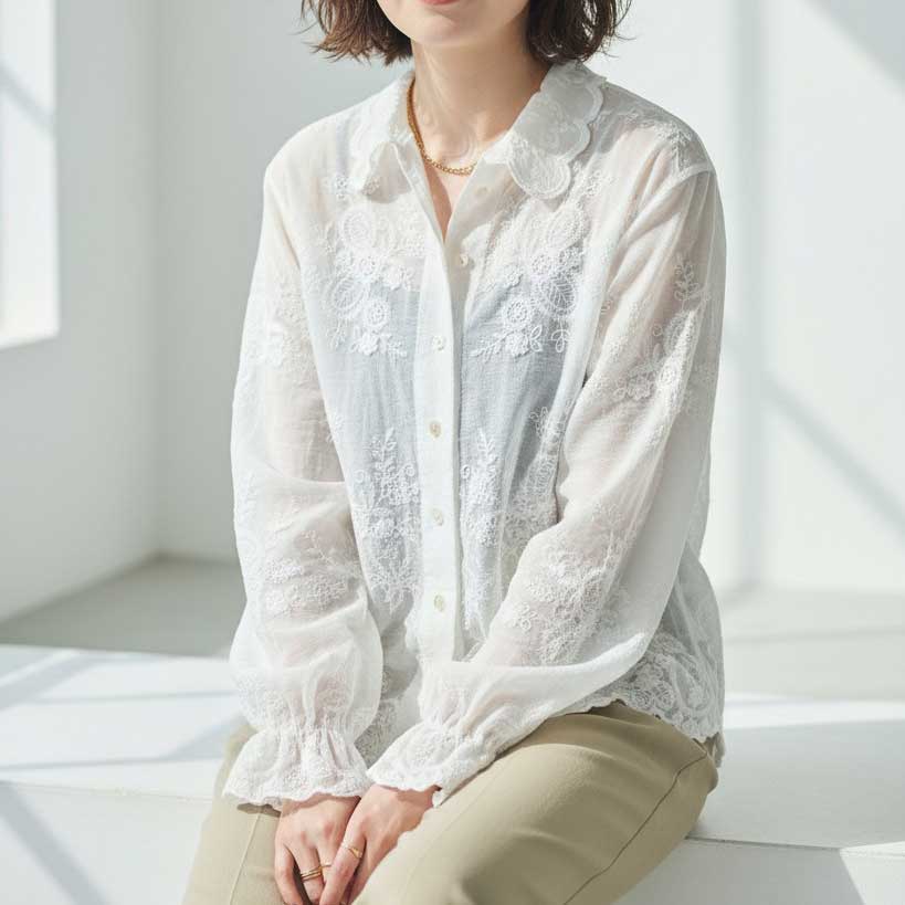 椅子に座ったモデルのカット。ライトカラーのパンツと合わせた、爽やかで清潔感あふれる春夏のきれいめコーディネート。