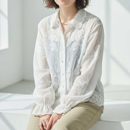 椅子に座ったモデルのカット。ライトカラーのパンツと合わせた、爽やかで清潔感あふれる春夏のきれいめコーディネート。