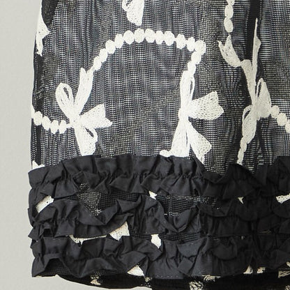 リボン刺繍 シアー素材 シャツカラー 裾フリル ブラウス 半袖 ゆったり Ｍ〜Ｌ