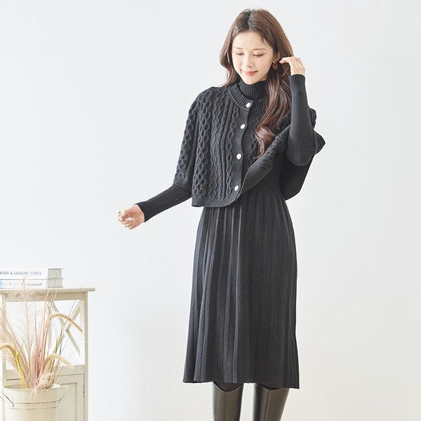 Mikonosublue Storeの黒いケーブル編みボレロとリブニットワンピースのセットアップを着用した女性