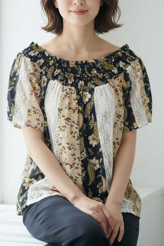 花柄やペイズリー柄を縦に切り替えたパッチワーク風デザインのブラウス。シャーリング仕様の襟元が大人可愛い、春夏の主役級トップス。