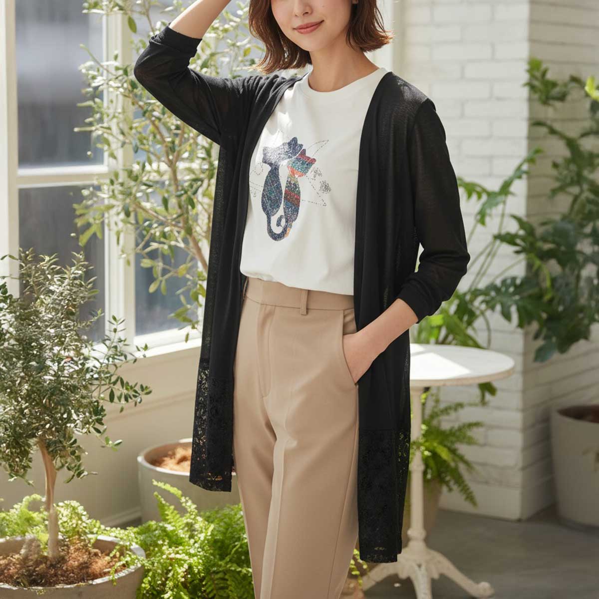 ブラックの前面アップ。黒地に映えるレースの模様が高級感を演出し、体型カバーを叶えるリラックスしたサイズ感。