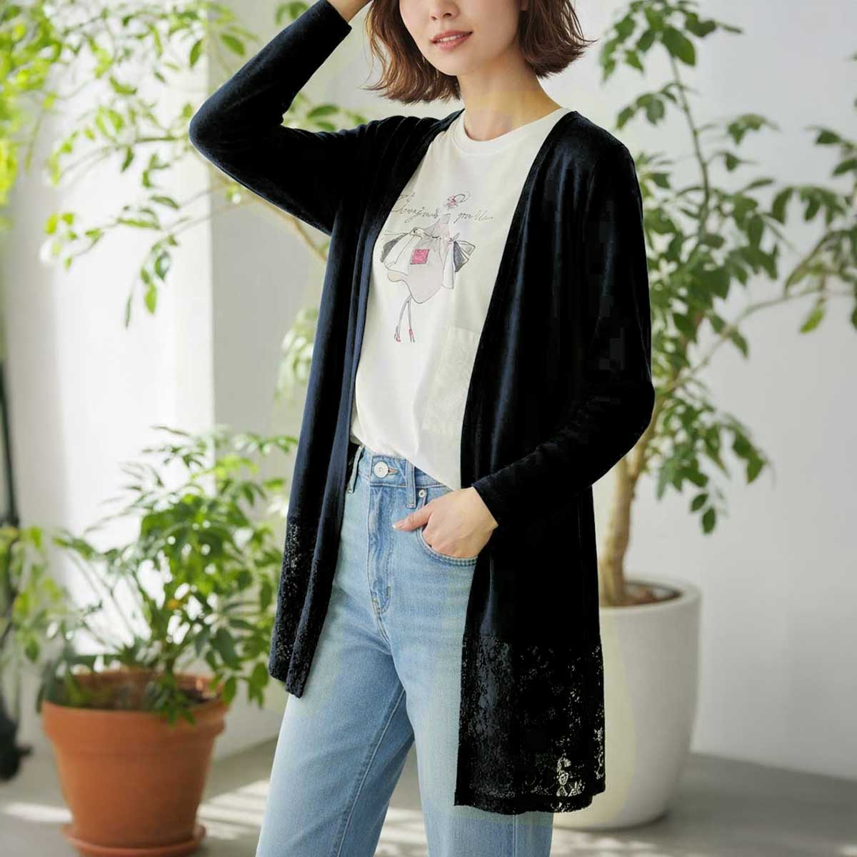 ブラックの裾レーストッパーカーディガンを着用したモデル。落ち着いた印象で、カジュアルからフォーマルまで幅広く使えるカラー。