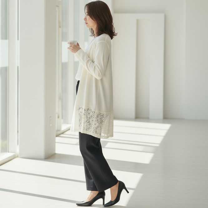 横から見たカーディガンのシルエット。ゆったりとした身幅と、レースの透け感が軽快な印象を与えるサイドショット。