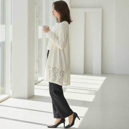 横から見たカーディガンのシルエット。ゆったりとした身幅と、レースの透け感が軽快な印象を与えるサイドショット。