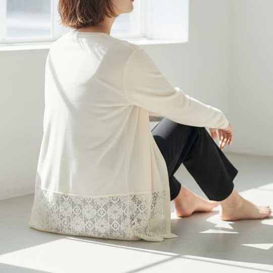 横から見たカーディガンのシルエット。ゆったりとした身幅と、レースの透け感が軽快な印象を与えるサイドショット。