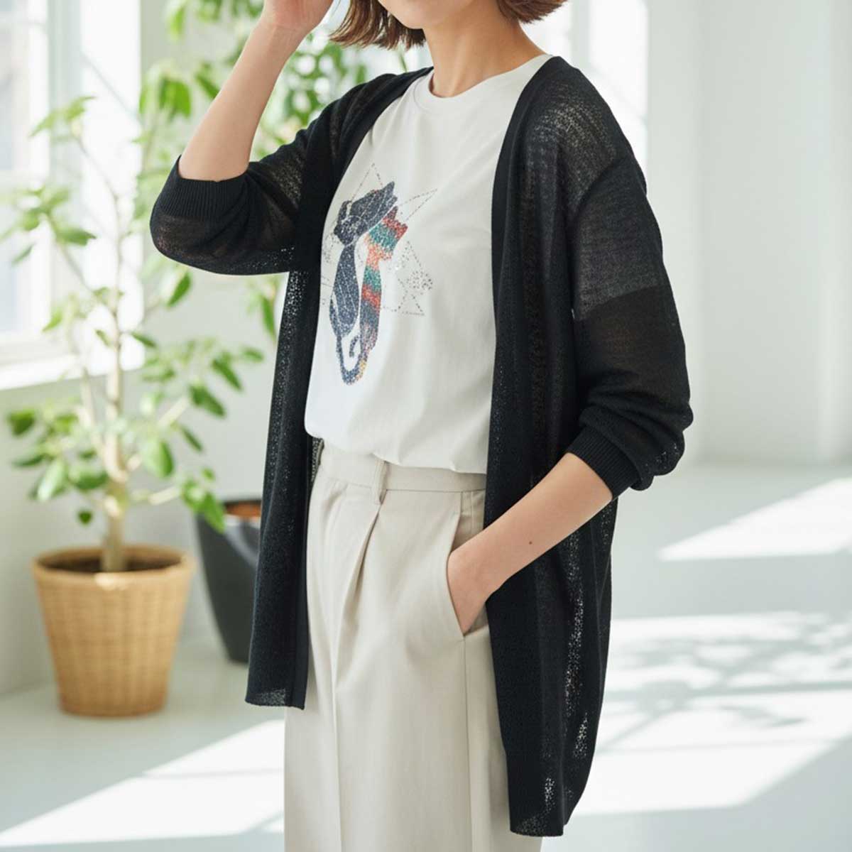 ブラックTシャツの前面全体像。猫の耳や顔の輪郭がラインストーンで表現された、遊び心あふれるデコレーション。