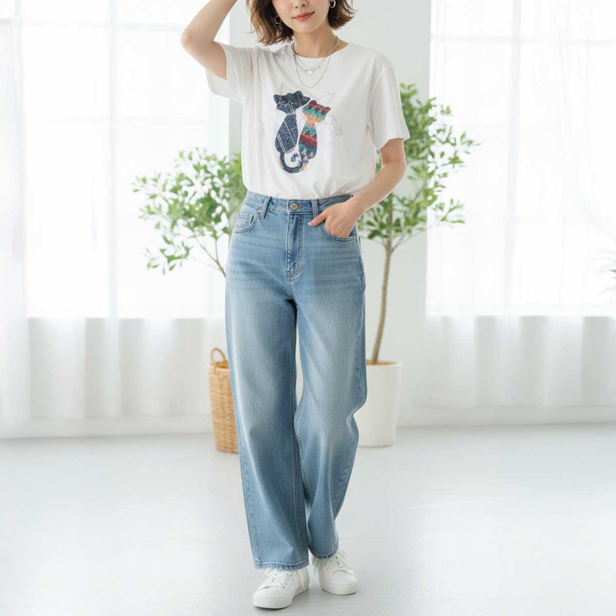 キラキラ輝くラインストーンの猫モチーフがアクセントのブラック半袖Tシャツ。大人可愛いデザインとゆったりシルエットの組み合わせ。