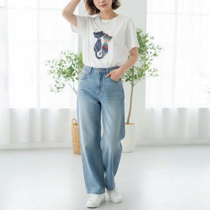 キラキラ輝くラインストーンの猫モチーフがアクセントのブラック半袖Tシャツ。大人可愛いデザインとゆったりシルエットの組み合わせ。
