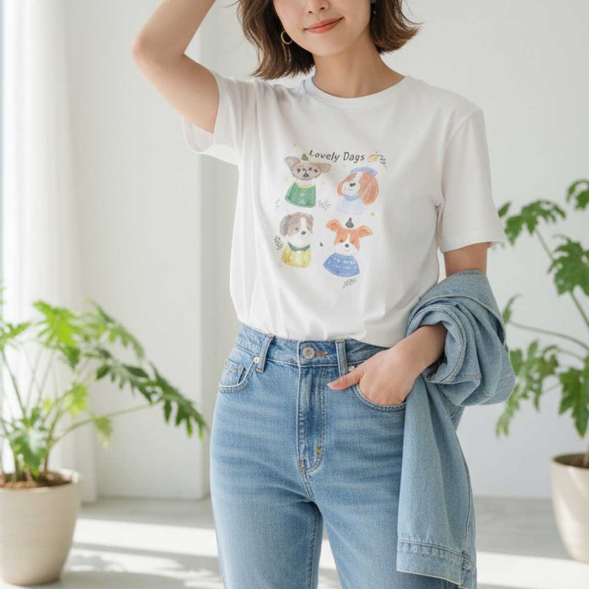 4種類の愛らしい犬たちが水彩タッチで描かれたホワイトTシャツ。綿100%の柔らかな風合いと、大人可愛い犬柄プリントが魅力の春夏トップス。