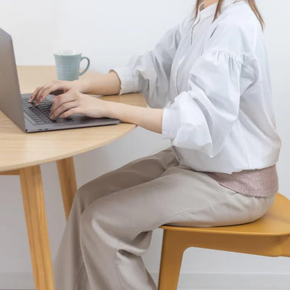 デスクワーク中に腹巻を着けている様子