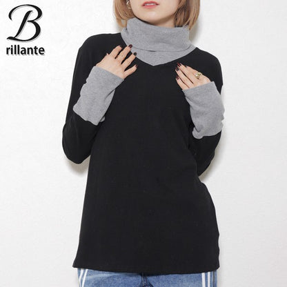 グレーのインナー風袖を見せたブラックのレイヤードカットソーを着た女性（正面）