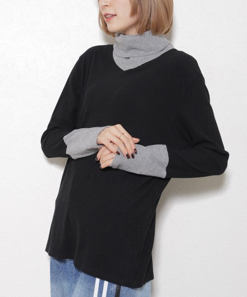 グレー部分がレイヤード風に見えるバイカラートップス（正面やや斜め）