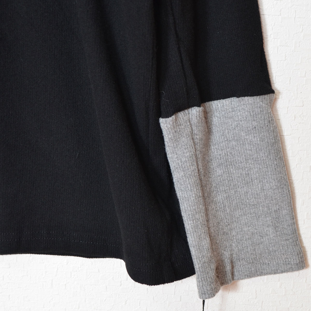 バイカラー切替の袖と裾デザインをアップで見せたディテールカット