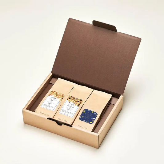 箱を開けた状態の詰め合わせイメージ（個包装のティーが見える）