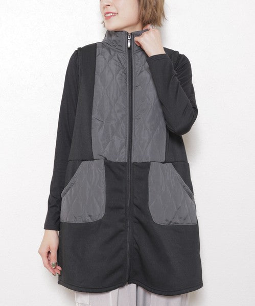 正面からロングベストを着た女性モデル（自然な立ち姿）