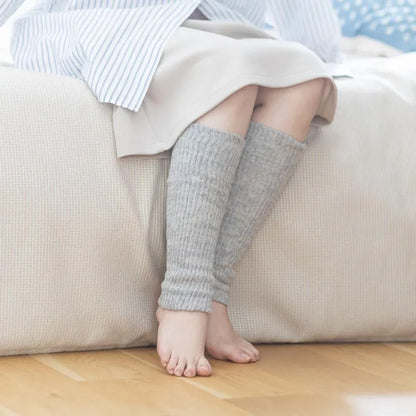 グレーのレッグウォーマーを着用した足元（室内・座り姿勢）