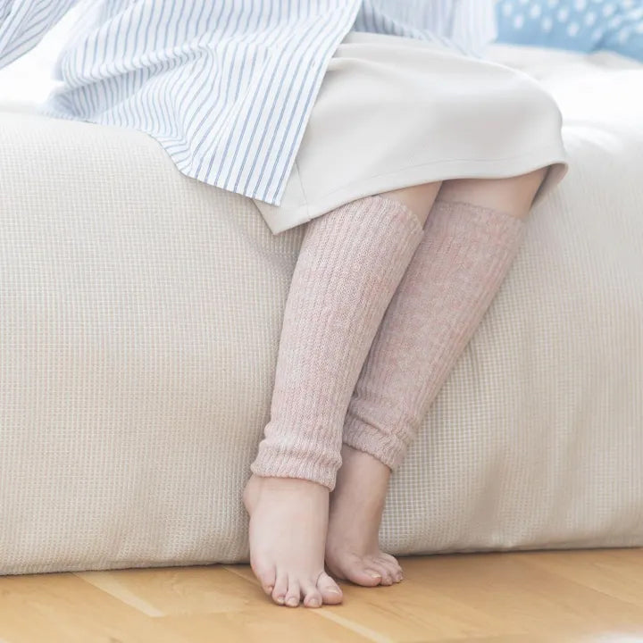 ピンクのレッグウォーマーを着用した足元（室内・座り姿勢）