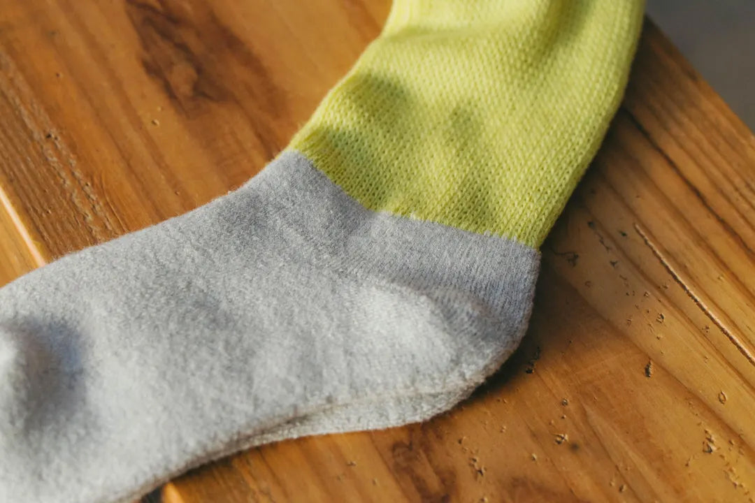 足にフィットした- イエローグリーン
のソックス（アップ）